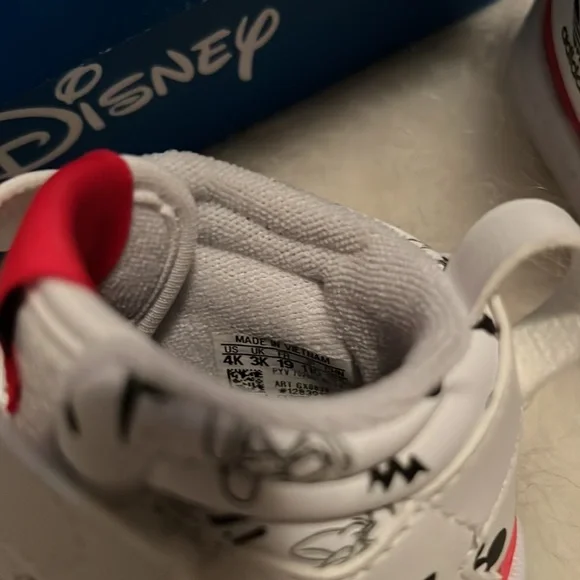Disney edition Adidas - Picture 4 of 4